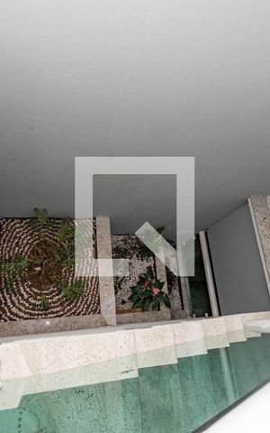 Casa à venda com 405m², 4 quartos e 4 vagas Casa à venda com 405m², 4 quartos e 4 vagasEscada para a cobertura / piscina - jardim de inverno
