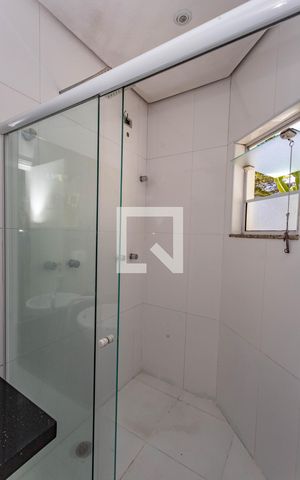 Casa à venda com 405m², 4 quartos e 4 vagas Casa à venda com 405m², 4 quartos e 4 vagasBanheiro da suíte 2