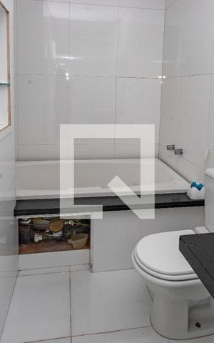 Casa à venda com 405m², 4 quartos e 4 vagas Casa à venda com 405m², 4 quartos e 4 vagasBanheiro da suíte 2