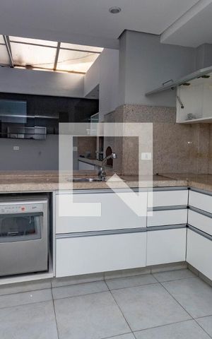 Casa à venda com 405m², 4 quartos e 4 vagas Casa à venda com 405m², 4 quartos e 4 vagasCozinha