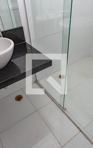 Casa à venda com 405m², 4 quartos e 4 vagas Casa à venda com 405m², 4 quartos e 4 vagasBanheiro da suíte 2