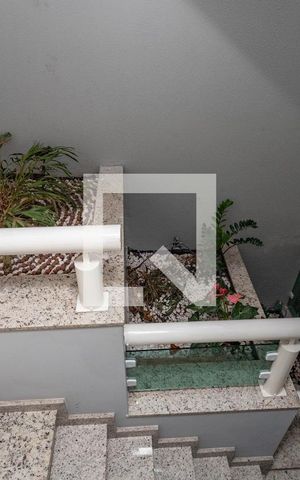 Casa à venda com 405m², 4 quartos e 4 vagas Casa à venda com 405m², 4 quartos e 4 vagasEscada para os quartos