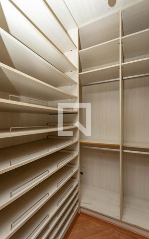 Casa à venda com 405m², 4 quartos e 4 vagas Casa à venda com 405m², 4 quartos e 4 vagasCloset da suíte 2