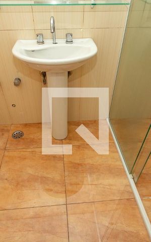 Casa à venda com 405m², 4 quartos e 4 vagas Casa à venda com 405m², 4 quartos e 4 vagasBanheiro da suíte adicional - piso piscina