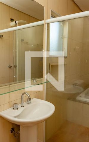 Casa à venda com 405m², 4 quartos e 4 vagas Casa à venda com 405m², 4 quartos e 4 vagasBanheiro da suíte adicional - piso piscina