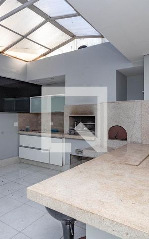 Casa à venda com 405m², 4 quartos e 4 vagas Casa à venda com 405m², 4 quartos e 4 vagasCozinha