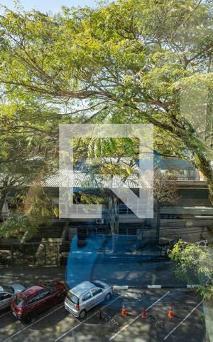 Casa à venda com 405m², 4 quartos e 4 vagas Casa à venda com 405m², 4 quartos e 4 vagasVista da Piscina coberta