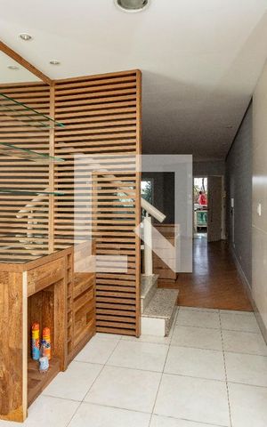 Casa à venda com 405m², 4 quartos e 4 vagas Casa à venda com 405m², 4 quartos e 4 vagasCorredor sala