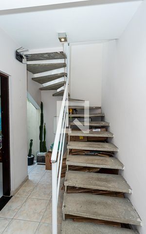 Casa à venda com 250m², 4 quartos e 3 vagas Casa à venda com 250m², 4 quartos e 3 vagasEscada