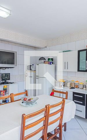 Casa à venda com 250m², 4 quartos e 3 vagas Casa à venda com 250m², 4 quartos e 3 vagasCozinha