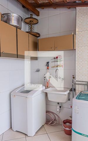 Casa à venda com 250m², 4 quartos e 3 vagas Casa à venda com 250m², 4 quartos e 3 vagasÁrea de serviço