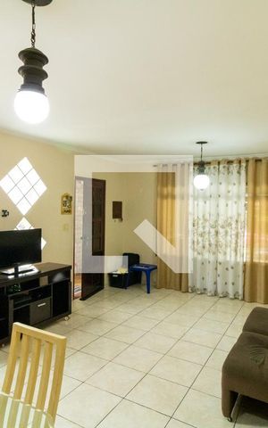Casa à venda com 180m², 4 quartos e 2 vagas Casa à venda com 180m², 4 quartos e 2 vagasSala