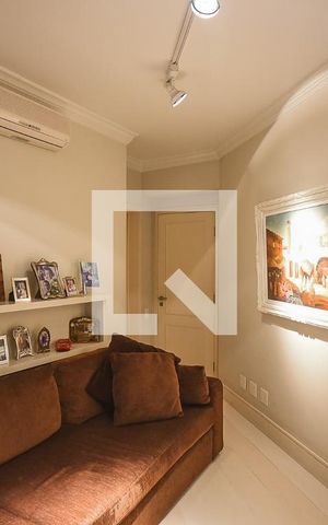 Apartamento à venda com 230m², 3 quartos e 3 vagas Apartamento à venda com 230m², 3 quartos e 3 vagasSala íntima