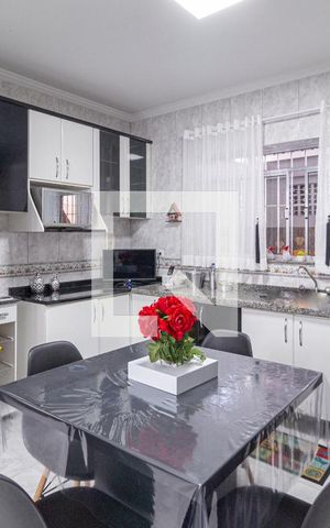 Casa à venda com 131m², 3 quartos e 2 vagas Casa à venda com 131m², 3 quartos e 2 vagasCozinha
