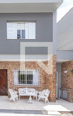Casa à venda com 131m², 3 quartos e 2 vagas Casa à venda com 131m², 3 quartos e 2 vagasFachada