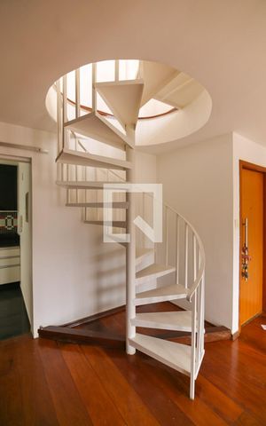 Apartamento à venda com 140m², 4 quartos e 2 vagas Apartamento à venda com 140m², 4 quartos e 2 vagasEscada