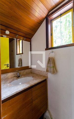 Casa à venda com 200m², 3 quartos e 2 vagas Casa à venda com 200m², 3 quartos e 2 vagasLavabo