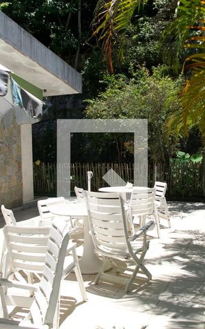 Casa à venda com 1330m², 3 quartos e 3 vagas Casa à venda com 1330m², 3 quartos e 3 vagasVaranda
