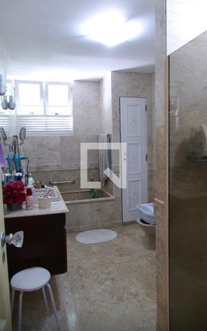 Casa à venda com 1330m², 3 quartos e 3 vagas Casa à venda com 1330m², 3 quartos e 3 vagasBanheiro social 1
