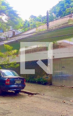 Casa à venda com 1330m², 3 quartos e 3 vagas Casa à venda com 1330m², 3 quartos e 3 vagasFachada