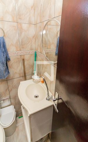 Casa à venda com 200m², 4 quartos e 2 vagas Casa à venda com 200m², 4 quartos e 2 vagasBanheiro Social