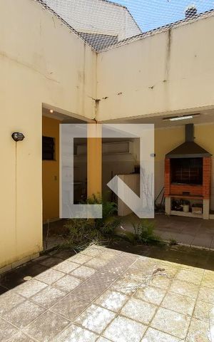 Casa à venda com 243m², 4 quartos e 3 vagas Casa à venda com 243m², 4 quartos e 3 vagasQuintal