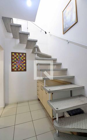 Casa à venda com 100m², 2 quartos e sem vagaEscada