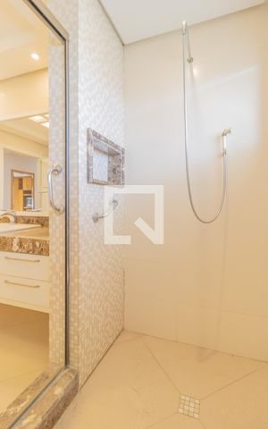 Casa de condomínio à venda com 429m², 5 quartos e 2 vagas Casa de condomínio à venda com 429m², 5 quartos e 2 vagasBanheiro da Suíte 2