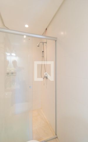Casa de condomínio à venda com 429m², 5 quartos e 2 vagas Casa de condomínio à venda com 429m², 5 quartos e 2 vagasBanheiro de serviço