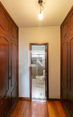 Casa à venda com 400m², 3 quartos e 4 vagas Casa à venda com 400m², 3 quartos e 4 vagasQuarto Suíte