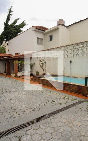 Casa à venda com 272m², 4 quartos e 5 vagas Casa à venda com 272m², 4 quartos e 5 vagasÁrea comum