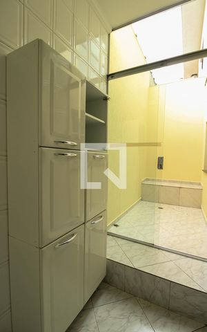 Casa à venda com 272m², 4 quartos e 5 vagas Casa à venda com 272m², 4 quartos e 5 vagasÁrea de Serviço