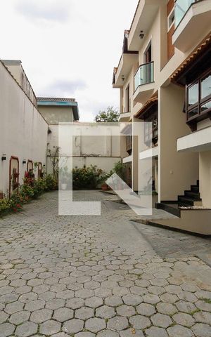Casa à venda com 272m², 4 quartos e 5 vagas Casa à venda com 272m², 4 quartos e 5 vagasÁrea comum