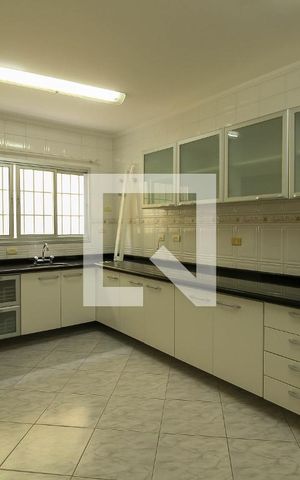 Casa à venda com 272m², 4 quartos e 5 vagas Casa à venda com 272m², 4 quartos e 5 vagasCozinha