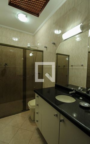Casa à venda com 272m², 4 quartos e 5 vagas Casa à venda com 272m², 4 quartos e 5 vagasBanheiro Social