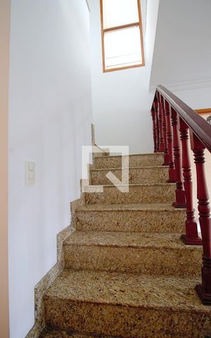 Casa à venda com 160m², 4 quartos e 2 vagas Casa à venda com 160m², 4 quartos e 2 vagasEscada