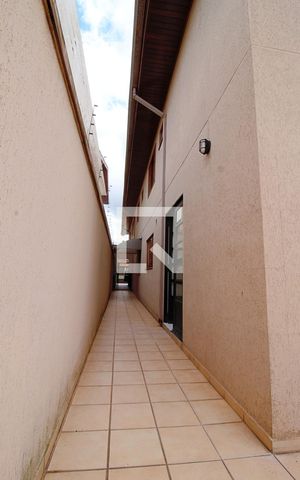 Casa à venda com 160m², 4 quartos e 2 vagas Casa à venda com 160m², 4 quartos e 2 vagasCorredor