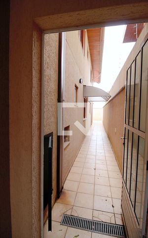 Casa à venda com 160m², 4 quartos e 2 vagas Casa à venda com 160m², 4 quartos e 2 vagasCorredor