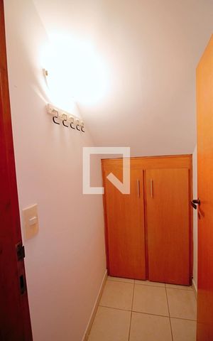 Casa à venda com 160m², 4 quartos e 2 vagas Casa à venda com 160m², 4 quartos e 2 vagasDpósito escada