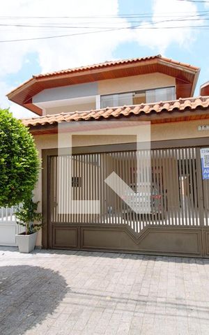 Casa à venda com 160m², 4 quartos e 2 vagas Casa à venda com 160m², 4 quartos e 2 vagasFachada