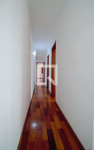 Casa à venda com 160m², 4 quartos e 2 vagas Casa à venda com 160m², 4 quartos e 2 vagasCorredor