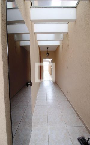 Casa à venda com 160m², 4 quartos e 2 vagas Casa à venda com 160m², 4 quartos e 2 vagasCorredor