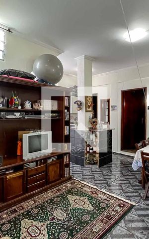 Casa à venda com 250m², 5 quartos e 2 vagas Casa à venda com 250m², 5 quartos e 2 vagasSala