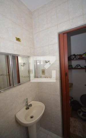 Casa à venda com 70m², 2 quartos e 6 vagasBanheiro da Suíte 2