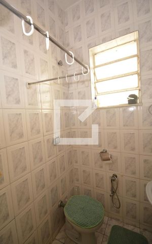 Casa à venda com 70m², 2 quartos e 6 vagasBanheiro da Casa 1