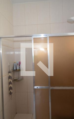 Casa à venda com 70m², 2 quartos e 6 vagasBanheiro da Suíte 1