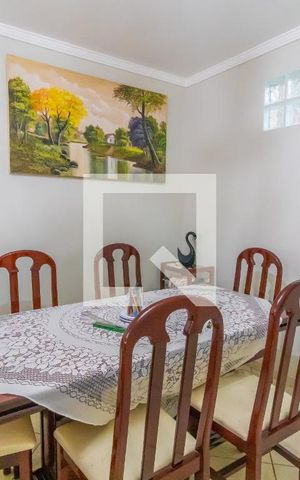 Casa à venda com 270m², 5 quartos e 4 vagas Casa à venda com 270m², 5 quartos e 4 vagasSala