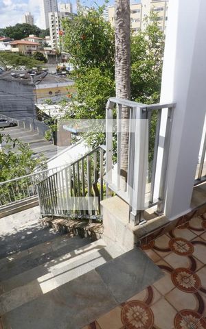 Casa para alugar com 400m², 4 quartos e 5 vagasEscada