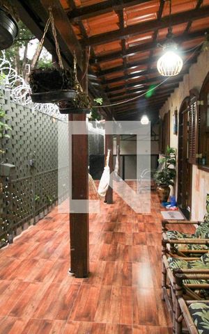 Casa à venda com 257m², 5 quartos e 4 vagas Casa à venda com 257m², 5 quartos e 4 vagasVaranda