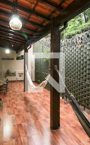 Casa à venda com 257m², 5 quartos e 4 vagas Casa à venda com 257m², 5 quartos e 4 vagasVaranda